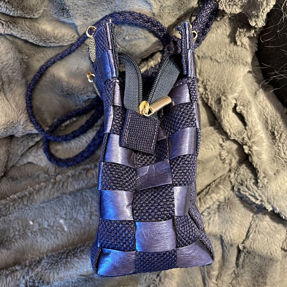 Beautiful blue purse with basket weave pattern and golden hardware - Picture 8 of 13